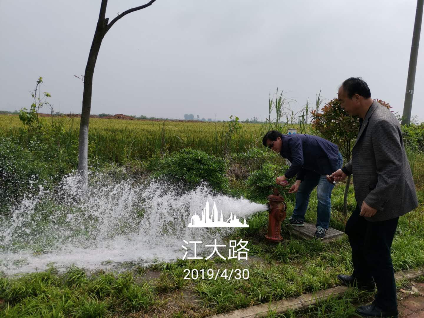 2019年5月10日武漢經(jīng)濟技術(shù)開發(fā)區(qū)(漢南區(qū))水務(wù)局相關(guān)領(lǐng)導(dǎo)對通用機場外部供水設(shè)施進行檢查